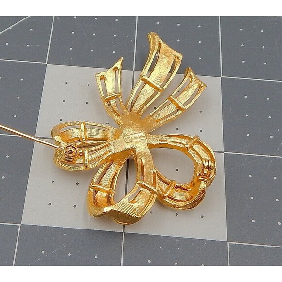 Napier Gold Tone Textured Open Outline Ribbon Bow Costume Brooch Faux Pearl - Picture 5 of 5